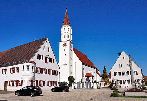 Kirche und Ortsmitte in Tussenhausen