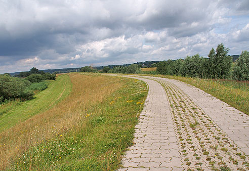 Weg auf dem Damm