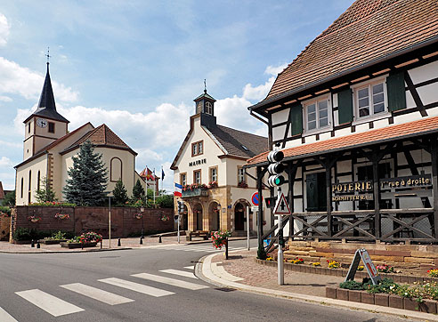 Fachwerk, Rathaus und Kirche in Betschdorf