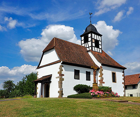 Schöne Kirche am Weg