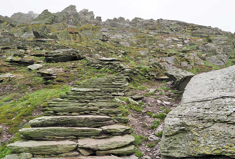 Jahrtausend Jahre alte Treppen ohne Geländer
