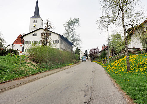 Bergauf zur Kirche in Köngetried