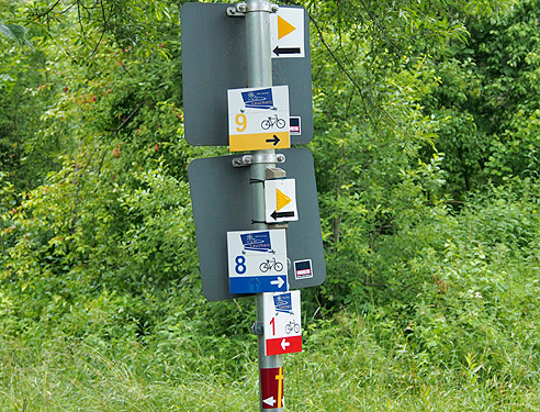 Am Lauchertsee gibt es erstmals des blaue Logo "Lauchertradweg"