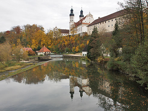 Kloster Obermachtal spiegelt sich in der Donau 