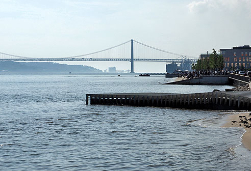 Die Brücke überspannt den Tejo