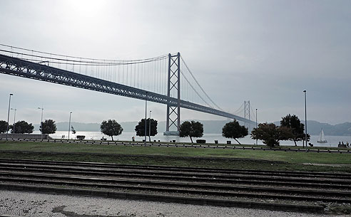 Blick durch den Park auf den Tejo