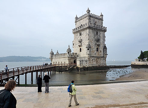 Blick durch den Park auf den Tejo