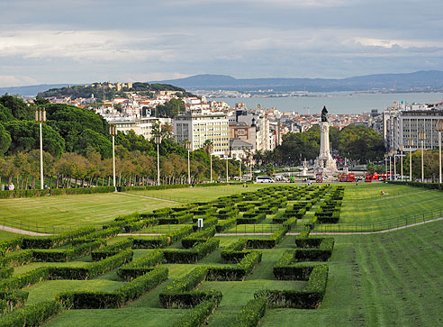 Blick durch den Park auf den Tejo