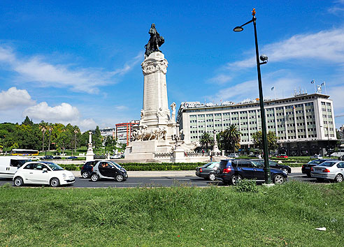 Blick durch den Park auf den Tejo