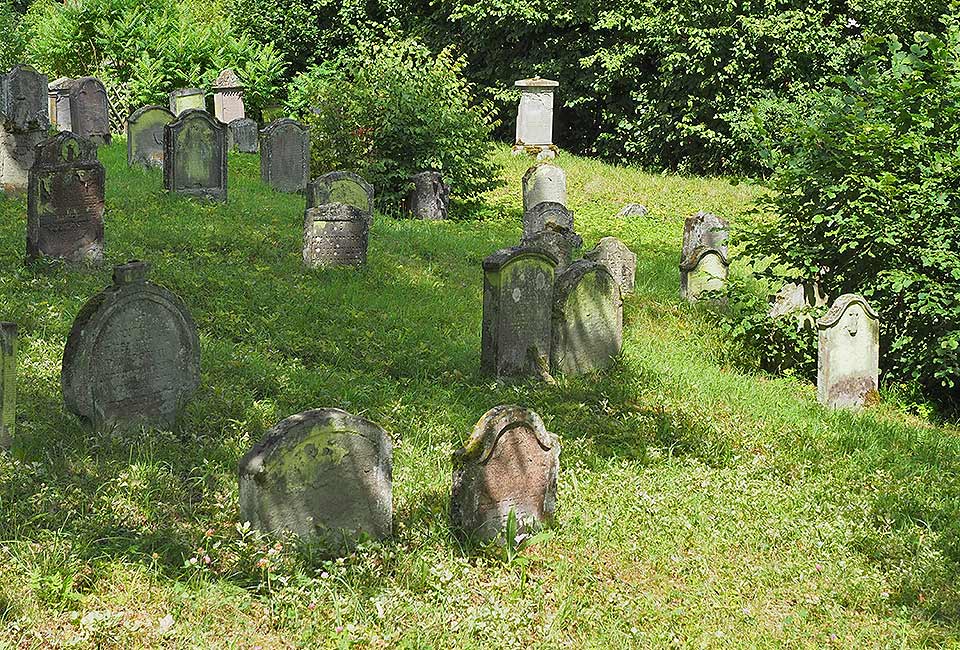 An der Mühlener Straße passieren Sie einen jüdischen Friedhof