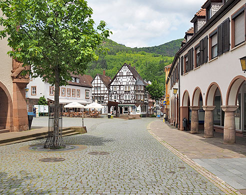 Rundtour auf die Berge um den Trifels, zurück im Queichtal