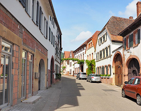 Rundtour auf die Berge um den Trifels, zurück im Queichtal