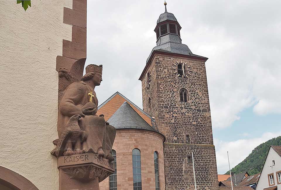 Kaiser Friedrich II. wacht am Rathaus von Annweiler