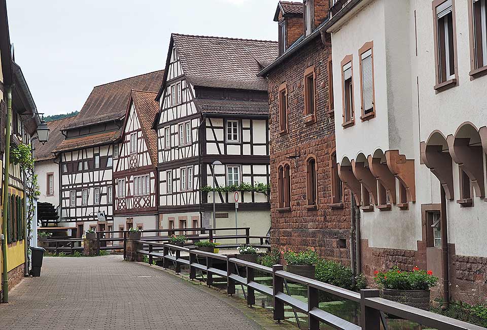 Mitten durch Annweiler fließt die Queich