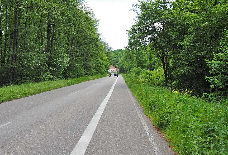 Ein kurzes Stück verläuft der Radweg auf der Straße