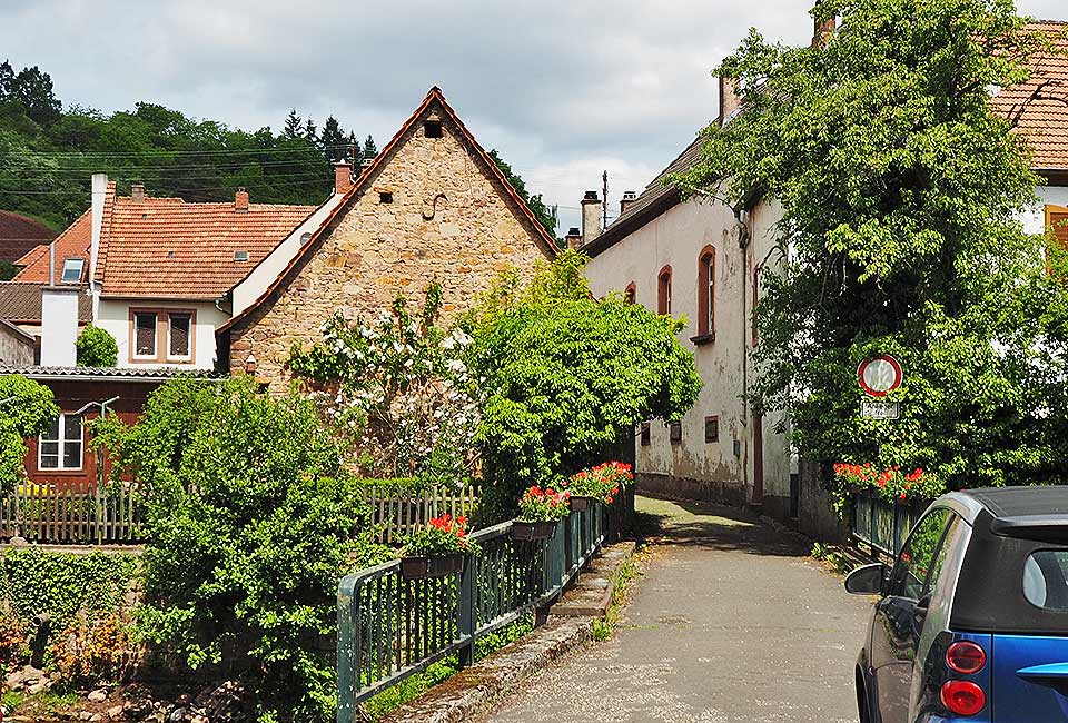 Albersweiler wird durch die Queich geteilt