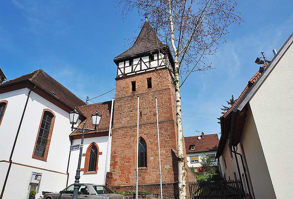 Eine stattliche Bundsandsteinkirche mit gotischen Ursprüngen findet man in Rantschbach