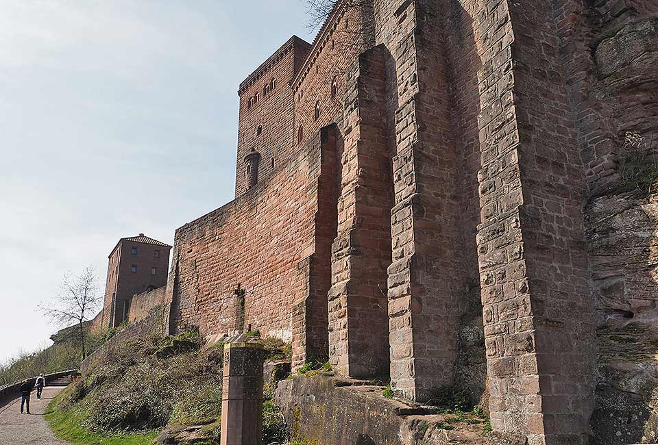 Die Burg ist auf einem Fußweg erreichbar 