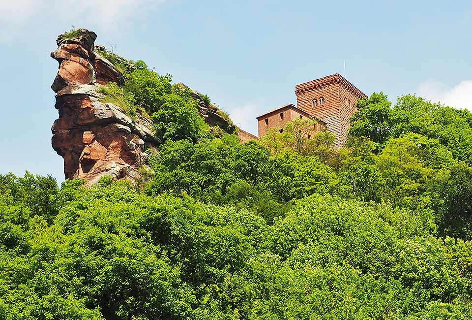 Auf einer markanten Felsnadel steht die Reichsburg Trifels