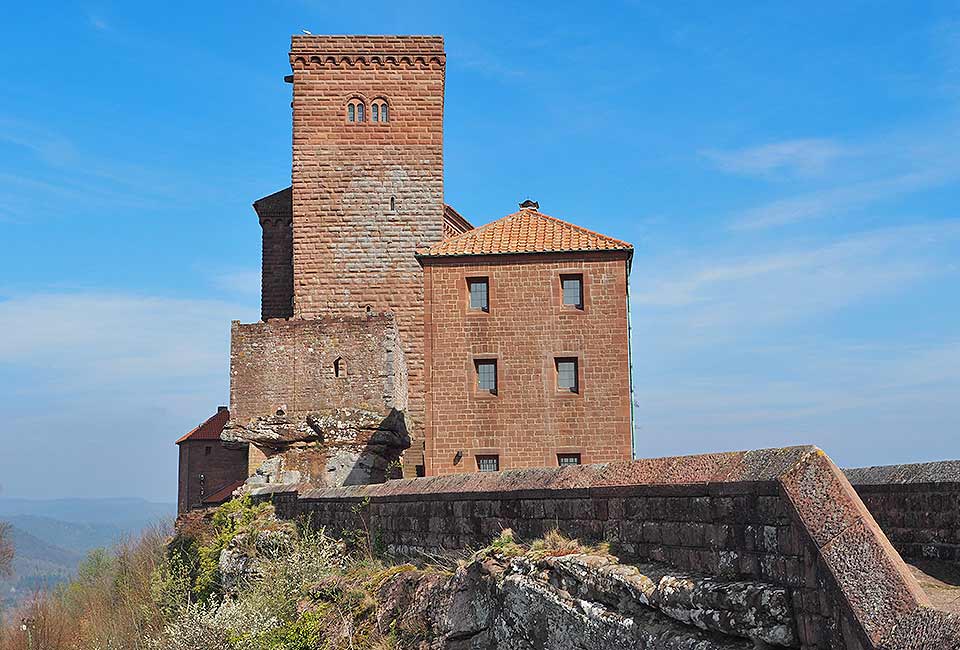 Auf der Terasse der Burg sieht man die imposante Lage