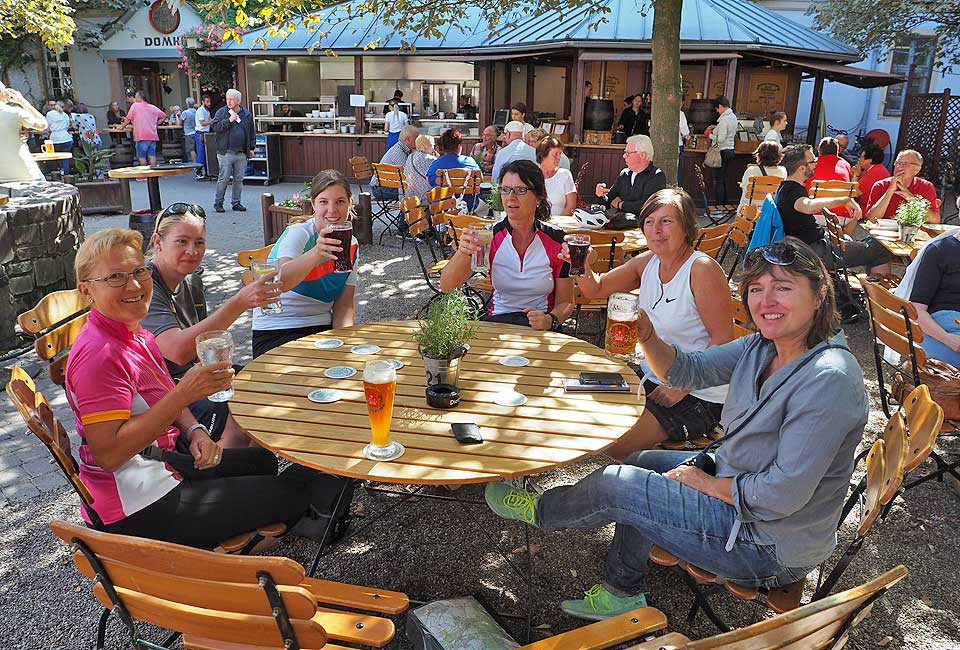 Pause im Biergarten des Domhofes