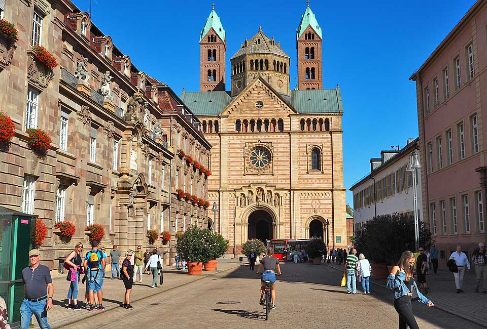 Majestätisch beherrscht der Dom das Stadtbild