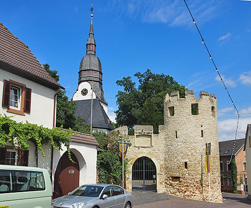 Romanischer Turm an der Kirchenfestung