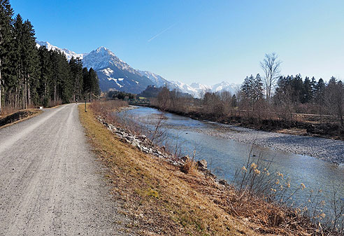 Die Iller ist eingebettet in hohe Berge 