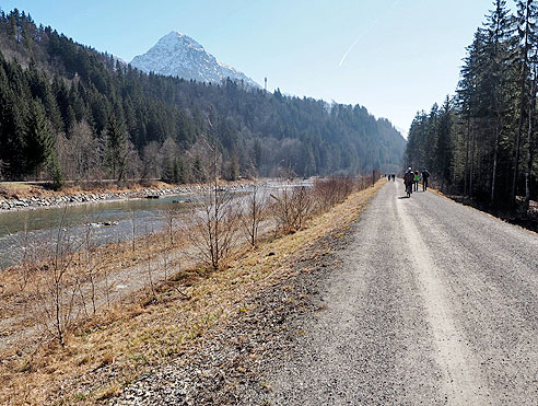 Rad- und Spazierweg - vor Oberstdorf ist viel Verkehr 