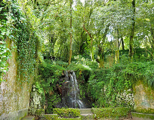 Zahlreiche Brunnen liegen am Straßenrand