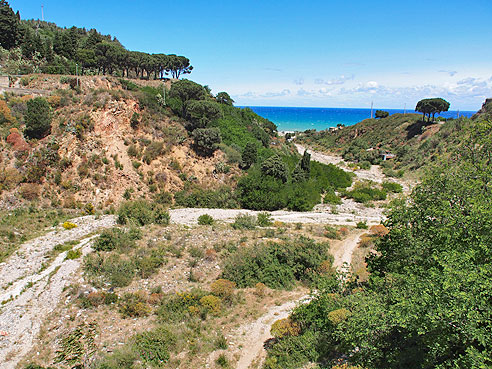 Von der Küstenstraße sieht man die Insel Vulcano