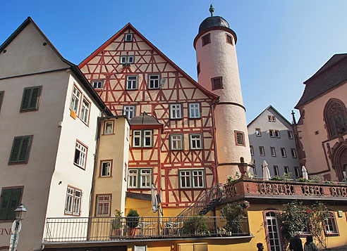 Die Altstadt von Wertheim ist sehenswert. Eine ausladenede Burganlage überragt die Stadt an Tauber und Main.