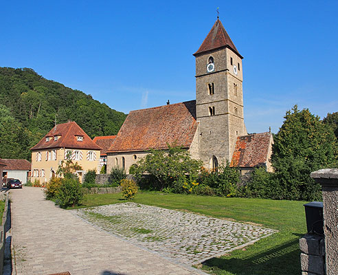 Die romanische Kirche in Bettwar mit dem Riemenschneideraltar