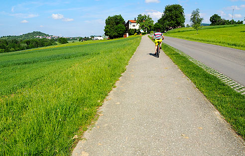 Hinter dem Ort Riederich geht es wieder bergauf