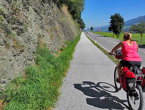 An der Felswand entlang der B168