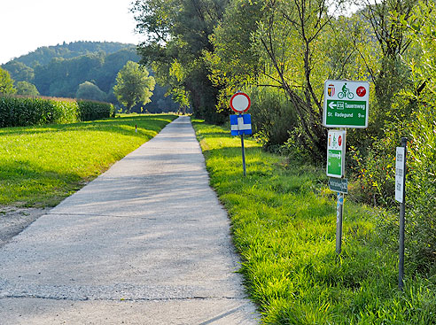 Radweg am Ufer