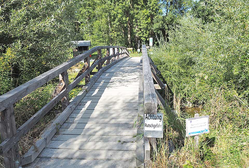 Holzbrücke über einen Bach