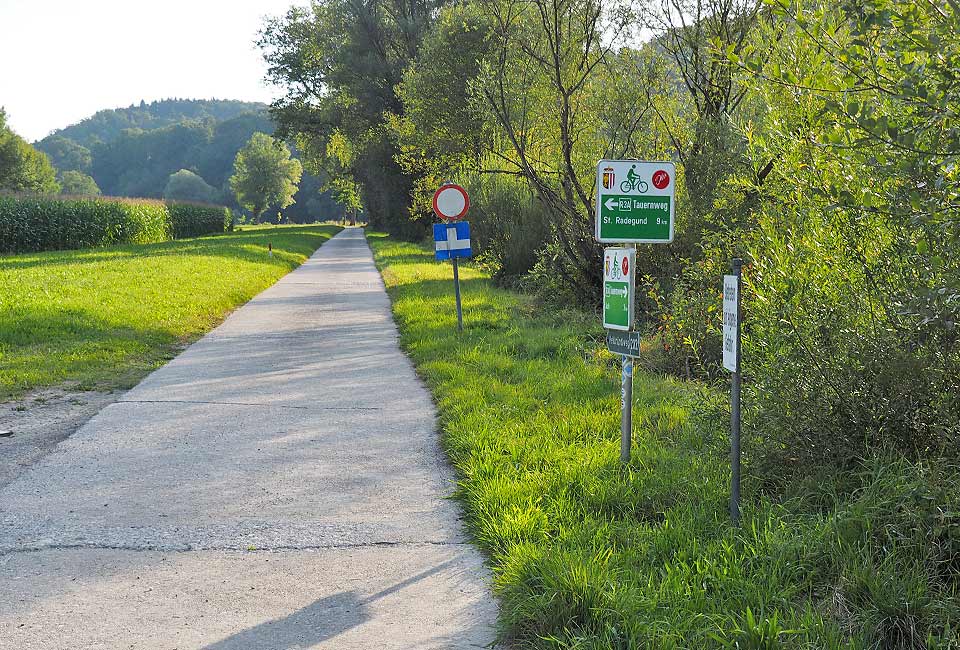 Radweg am Ufer