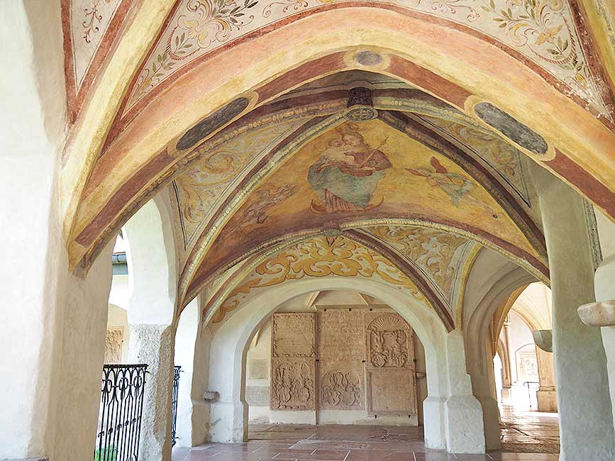 Bogengang Stiftskirche in Laufen