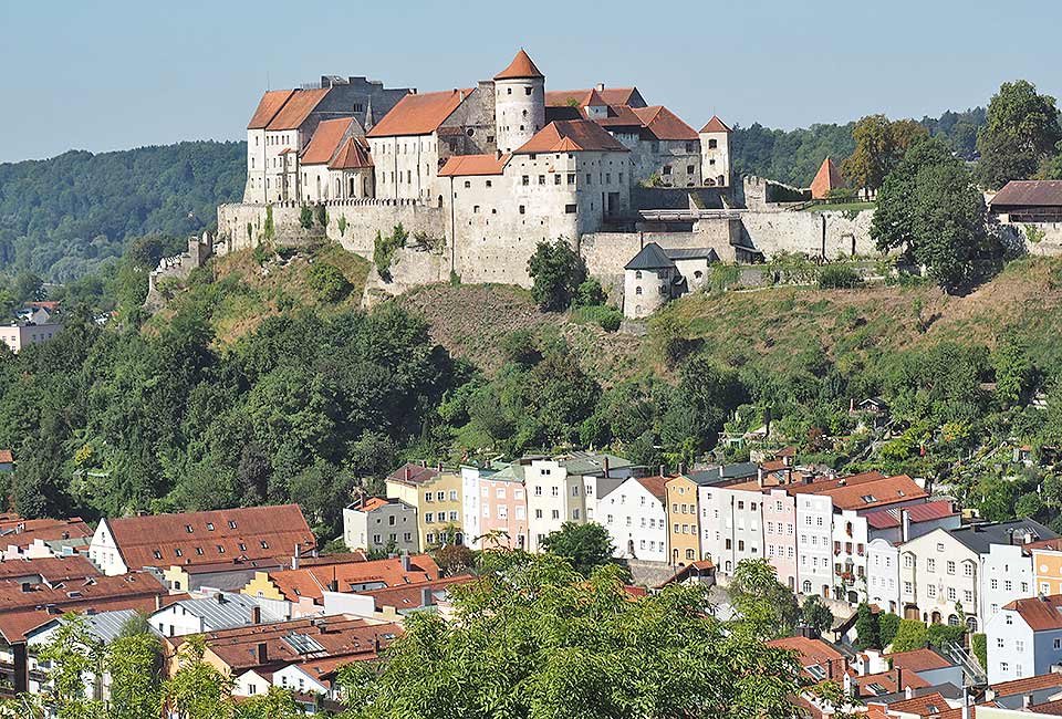 Blick auf die Burg und Altstadt von Burghausen