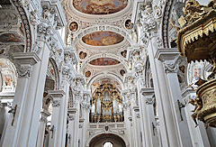 Der Dom innen mit Orgel