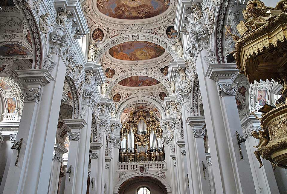 Der Dom innen mit Orgel