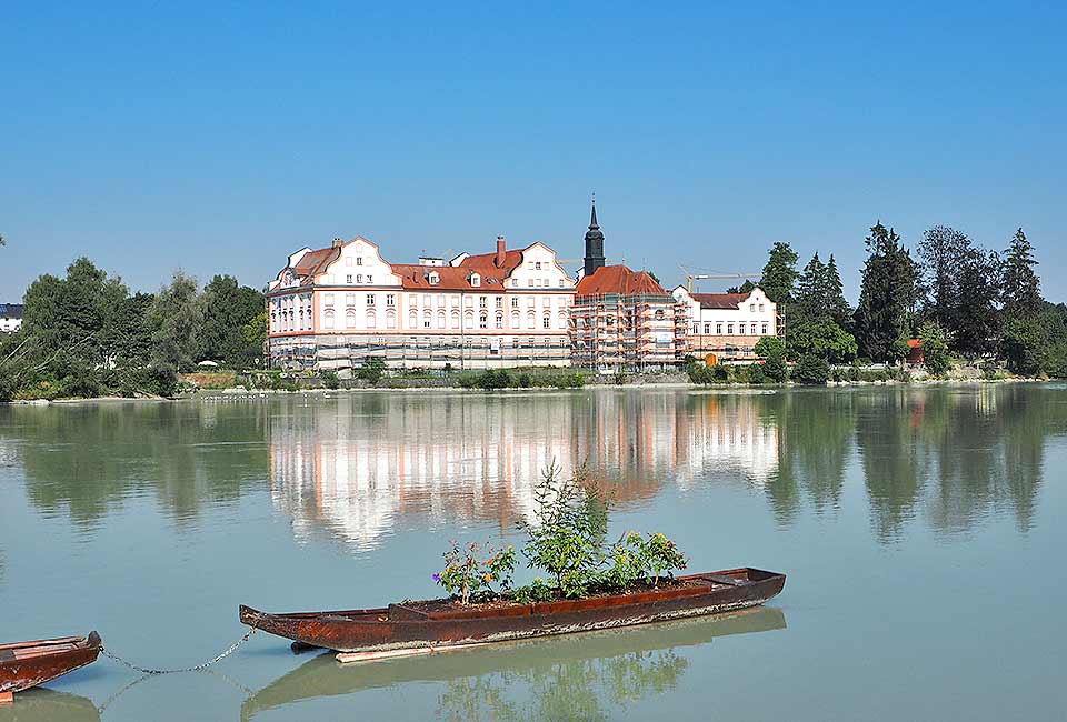 Schloss Neuhaus auf der anderen Innseite