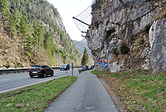 Felsen engen das Tal ein