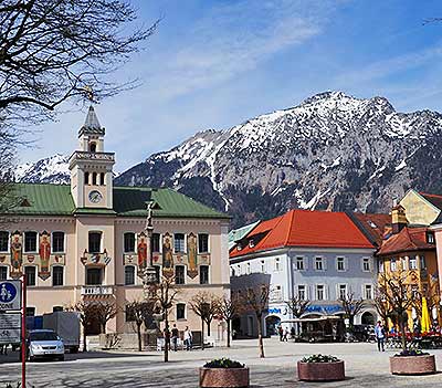 Rathaus Bad Reichenhall vor der Bergkulisse