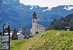 Blick auf die Kirche in Unken