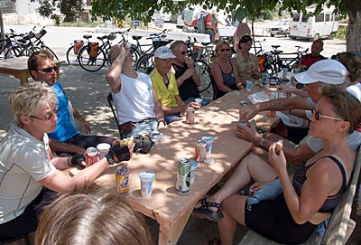 Radfahren in der Türkei: Pause unter Laubbäumen