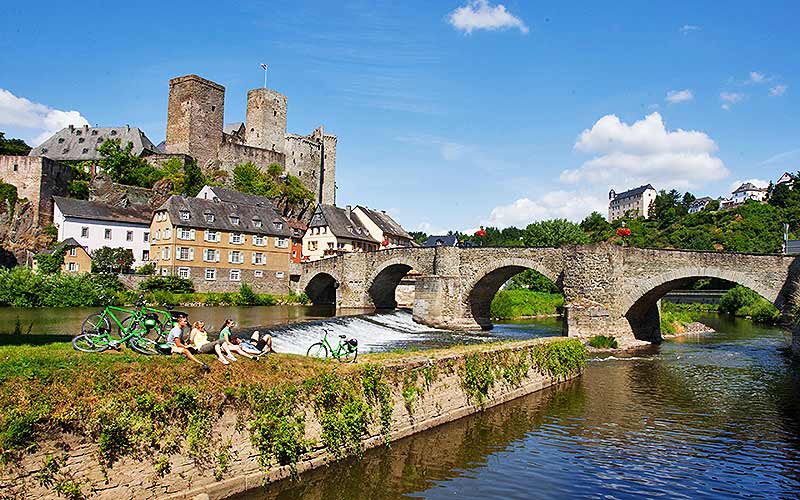 Burg und Lahnbrücke in Runkel