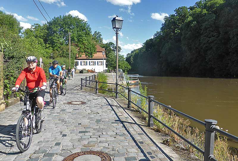 Schöner Radweg entlang von Mühlen direkt am Fluss