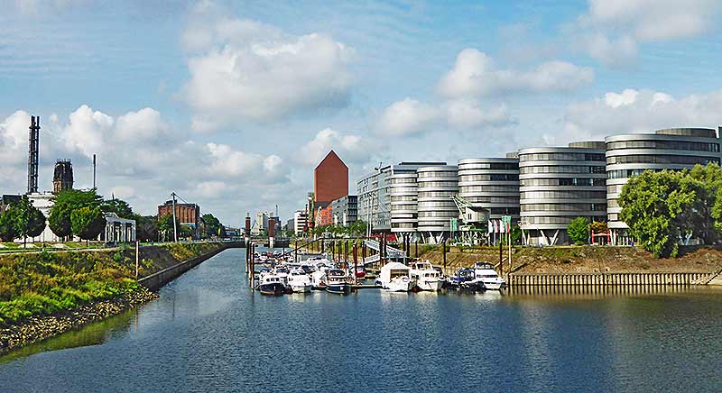 Modernes Hafenviertel in Duisburg